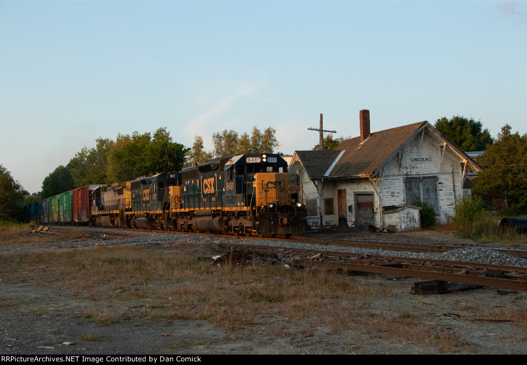 CSXT 8461 Leads L072 at Lincoln
